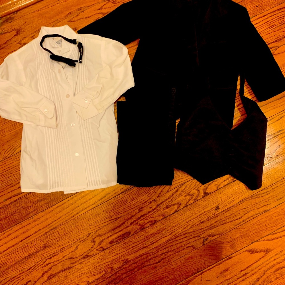 Boys size 3T black tuxedo set like new